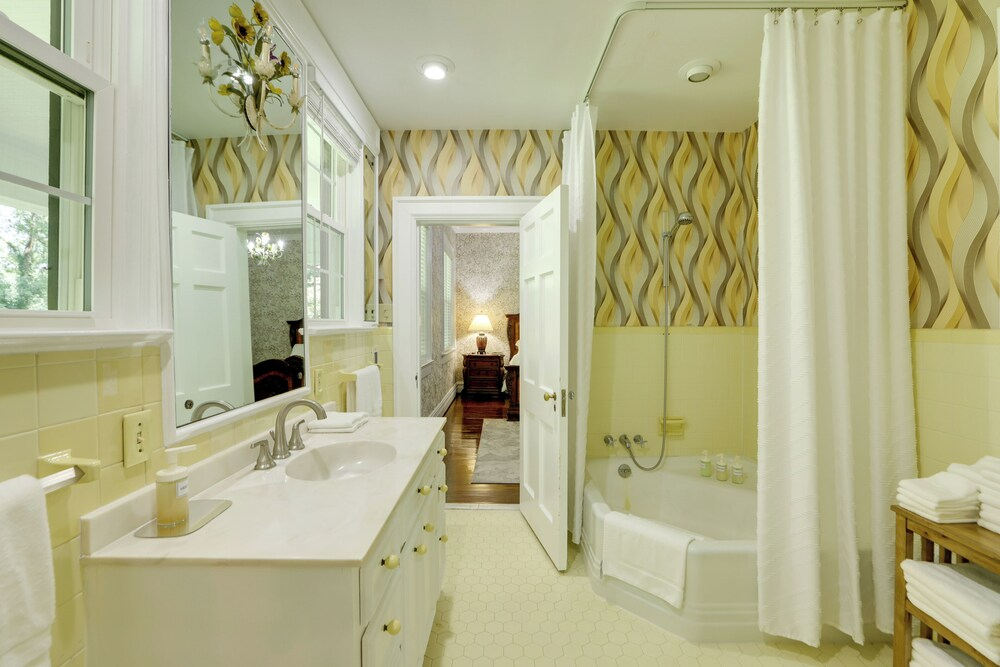 Home on Sprawling Estate, 6 Mi to Dtwn Spartanburg