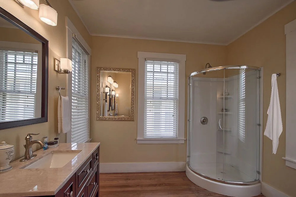 Serenity Bliss - Downtown Retreat with Pool & Hot Tub