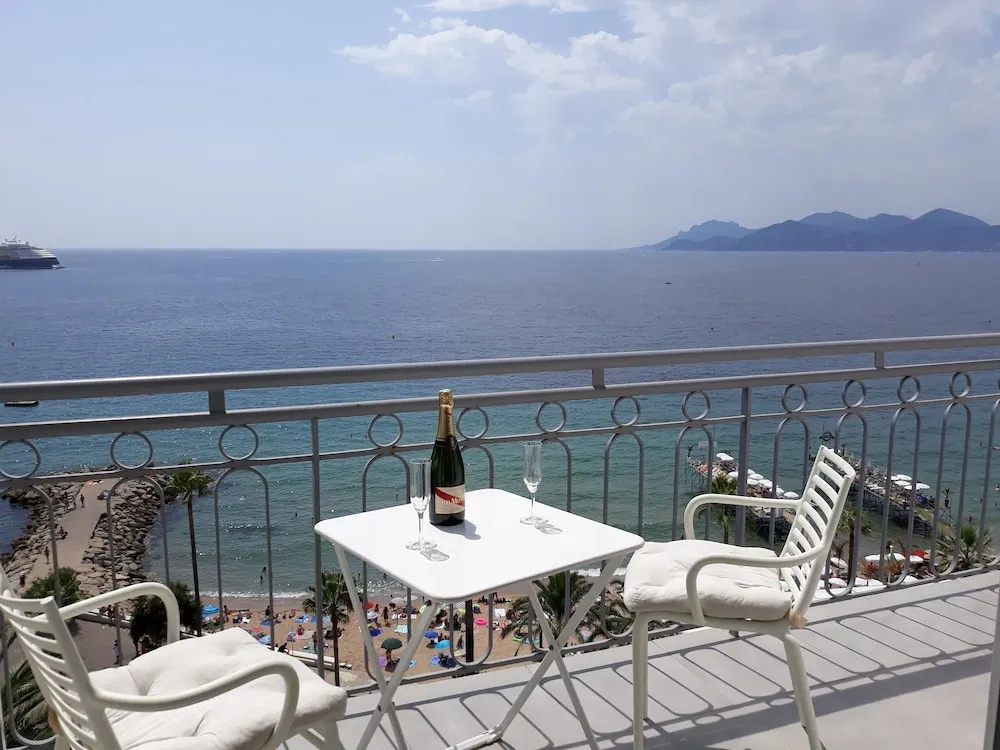 Les Princes Studio facing the sea
