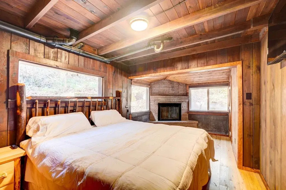 Gatlinburg Cabin: Hot Tub & River Views