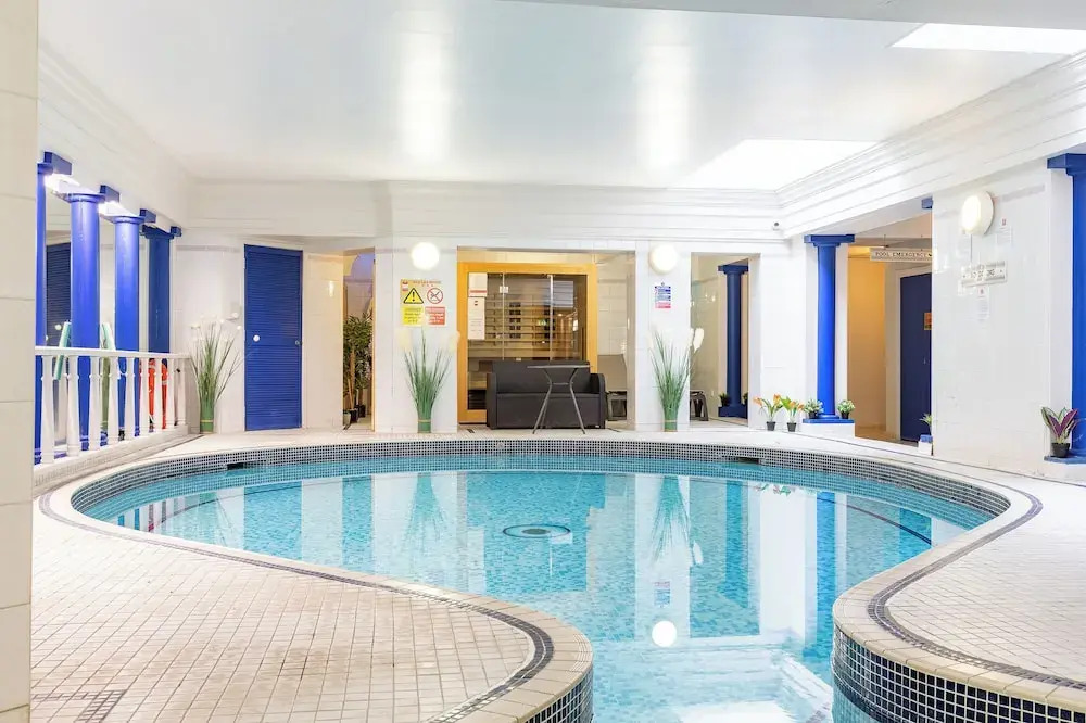 Red Lea Apartments with Pool and Spa