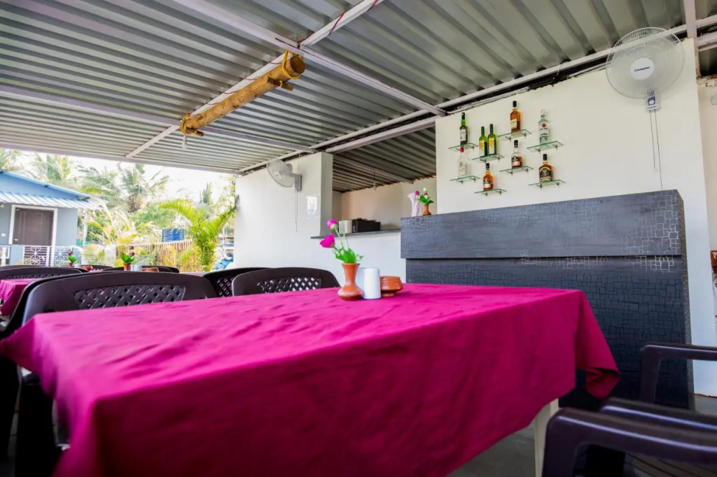 Treebo Lands End Beach Resort - 100m From Morjim Beach