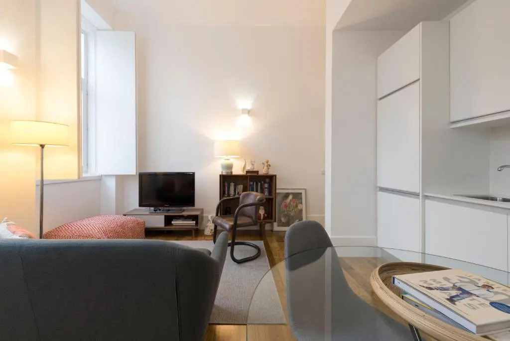 LovelyStay - Cozy Duplex with Patio right off train&metro station