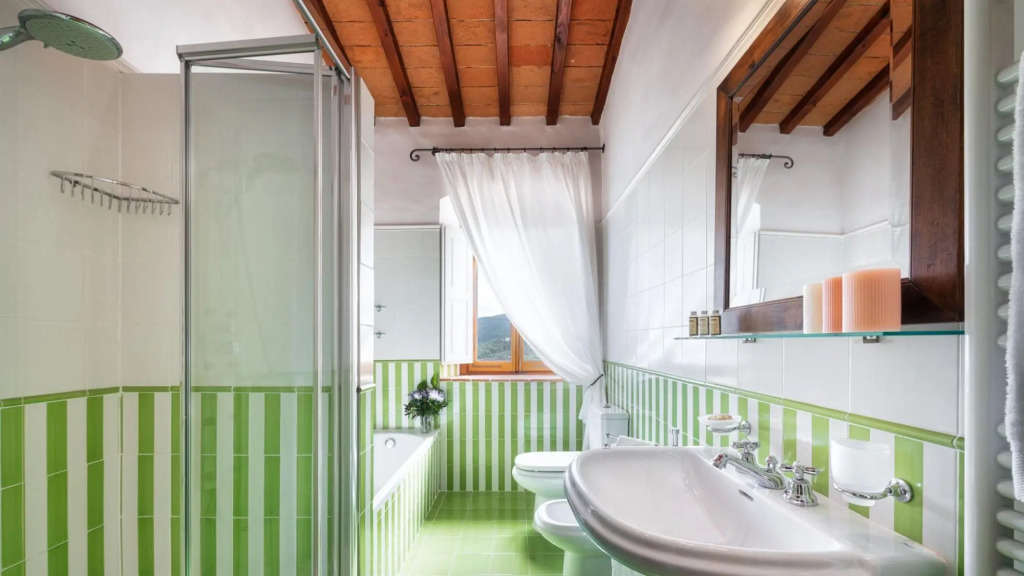 Villa just 14 km to Florence, 8 bedrooms. Private garden, pool heated and Wi-Fi!-La Leopoldina