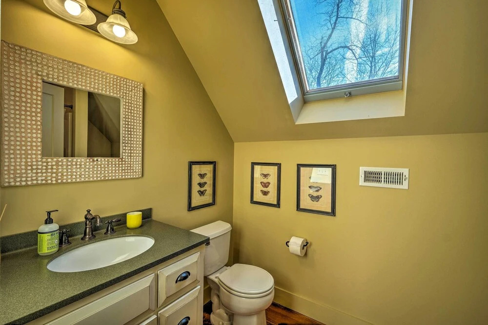 Luxe 'green Barn' Near Skiing w/ Mt Equinox Views!