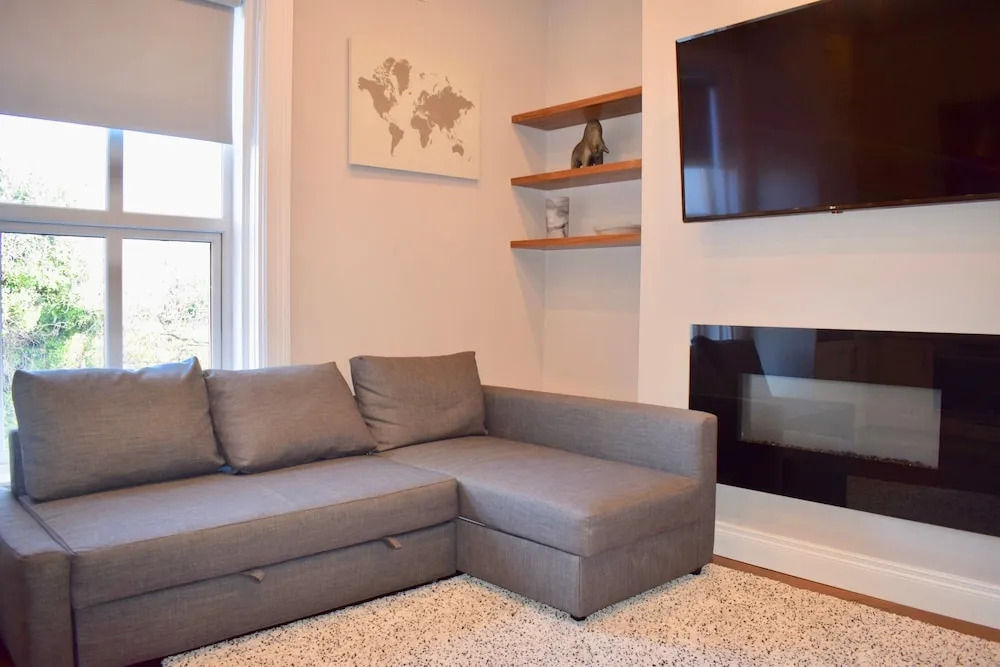 2 Bedroom Apartment Near the Aviva