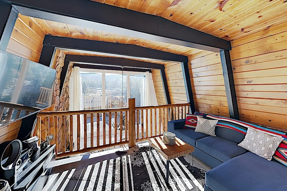 Rustic-chic Remodel W/ Fireplace, Deck & Hot Tub! 3 Bedroom Cabin