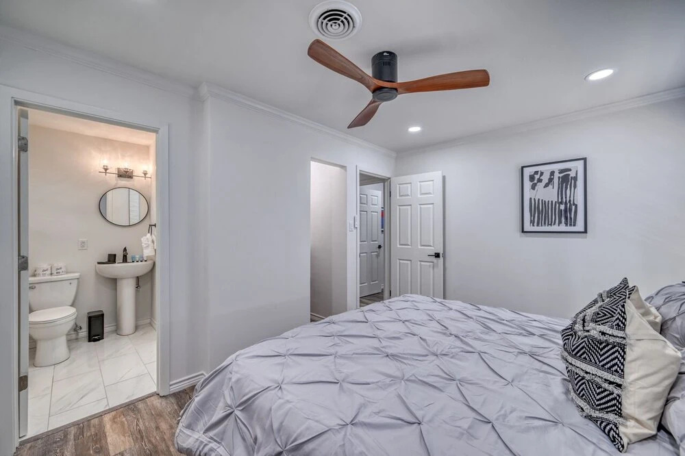 Stunning Home 3 min to Main W/hot tub and Firepit!