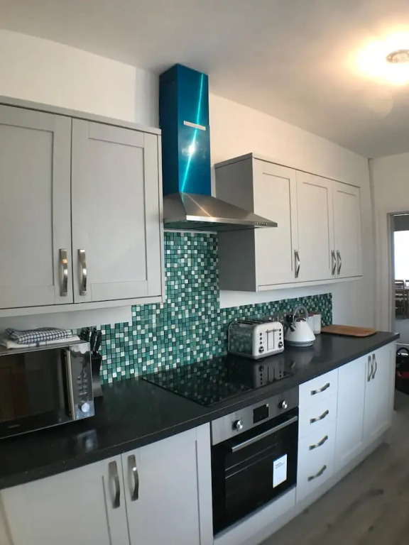 "Eastville Court Rhyl" by Greenstay Serviced Accommodation - A Cosy 2 Bedroom Bungalow with Parking, Dog Friendly, Close To Beaches, Shops & Restaurants - Ideal for Families, Friends, Couples & Business Travellers