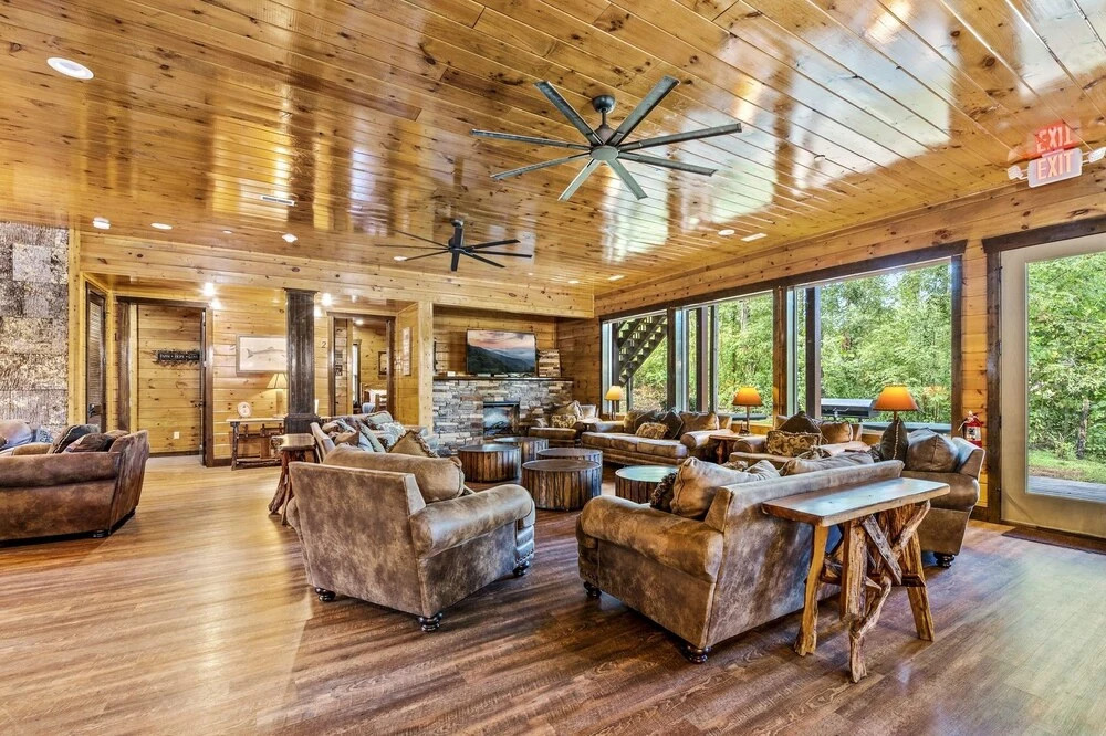 The Big Oak Lodge 16 Bedroom Home by Redawning