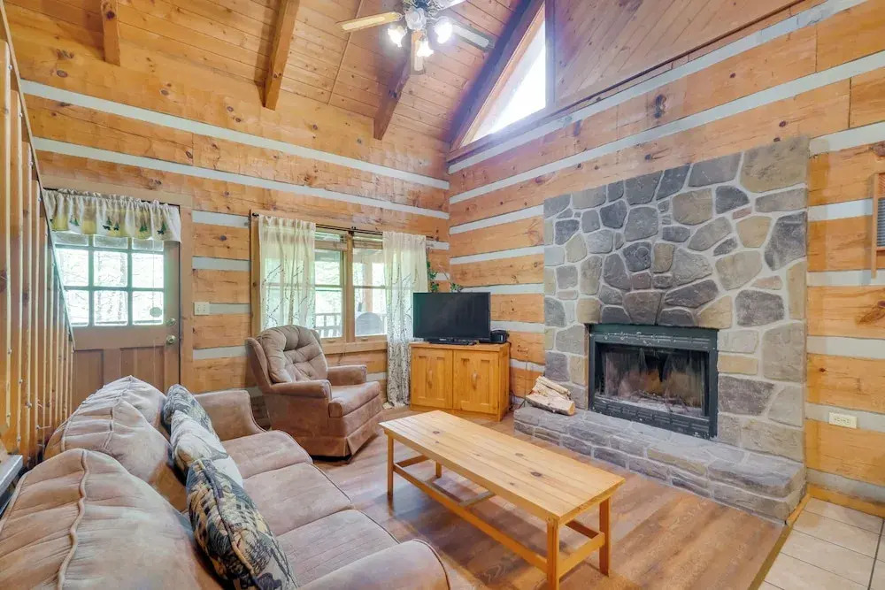Gatlinburg Cabin with Pool Table about 6 Mi to Downtown!