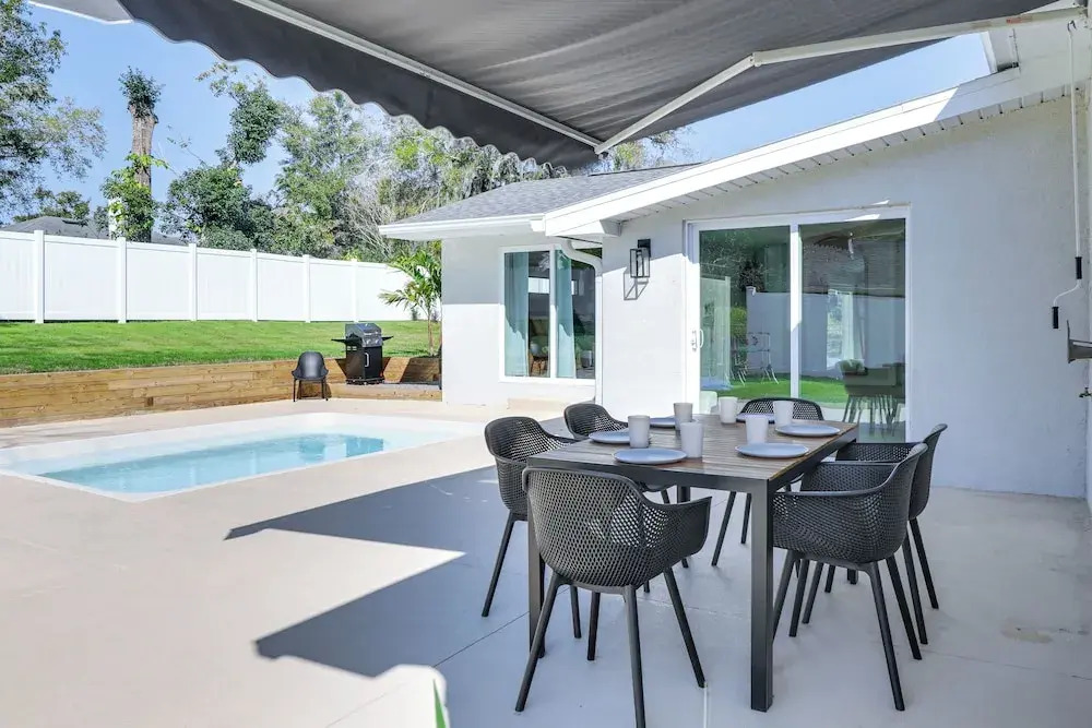 Lakeland Retreat: Private Heated Pool & Yard Games