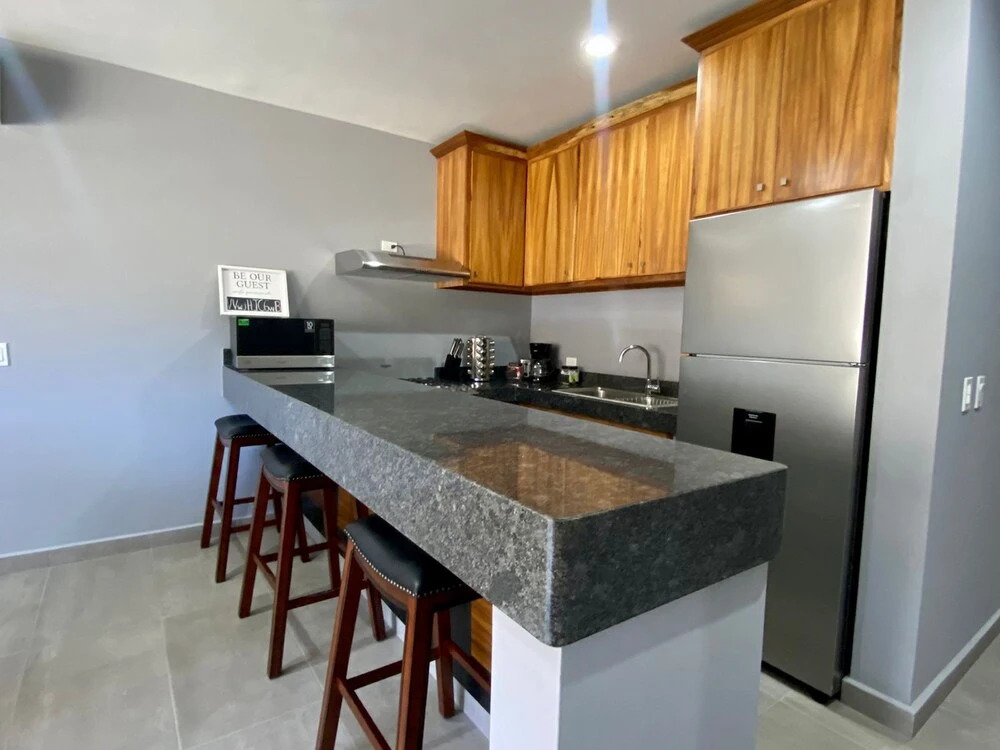 Beautiful New Condo Sea Breeze
