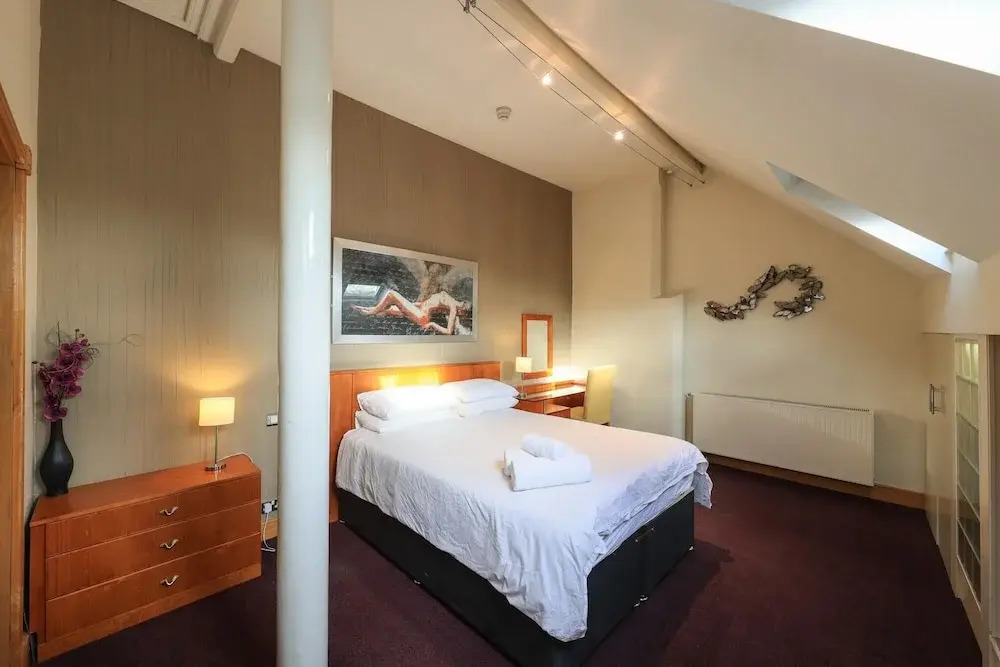 Exclusive Stunning Spacious Penthouse In The City