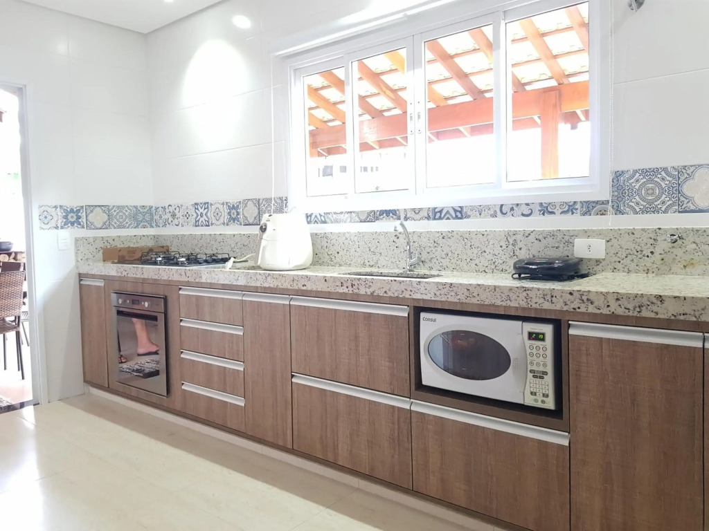 Bela Casa Terrea na Praia da Lagoinha Ubatuba com Piscina, Ar Condicionado, Churrasqueira e Forno a Lenha