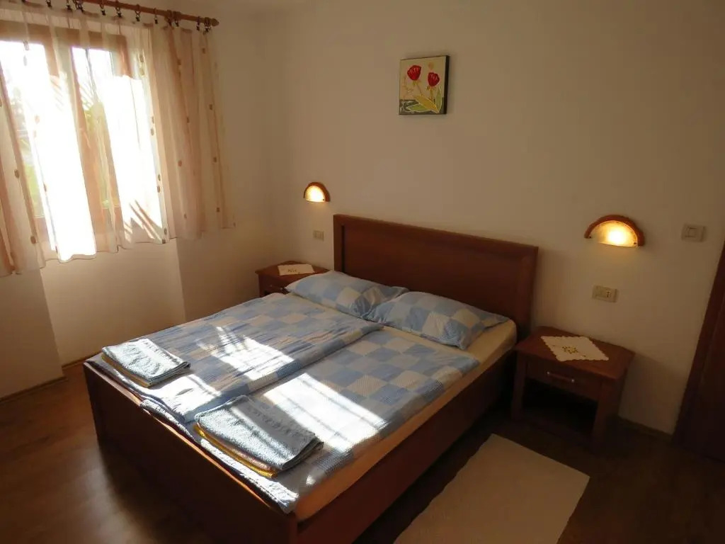 Apartment Banko A6 with Large Garden Near the Sea