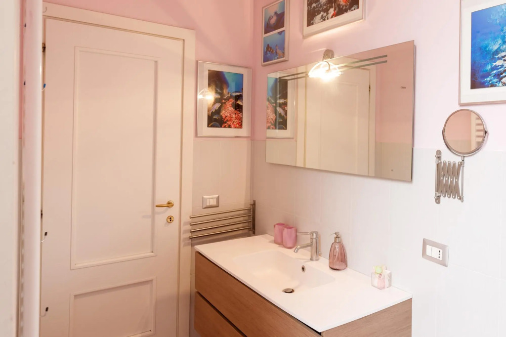 Duomo 77 in Napoli with 2 bedrooms and 2 bathrooms
