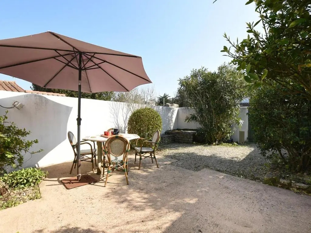 Maison de Charme avec Cour, 2 Chambres, Cuisine Équipée, Proche Village St Clément des Baleines - FR-1-434-74