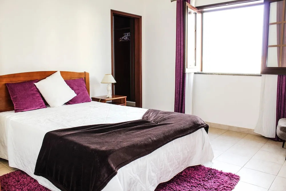 4 Bedrooom villa with gated pool located between Olhas da Agua and Albuferia