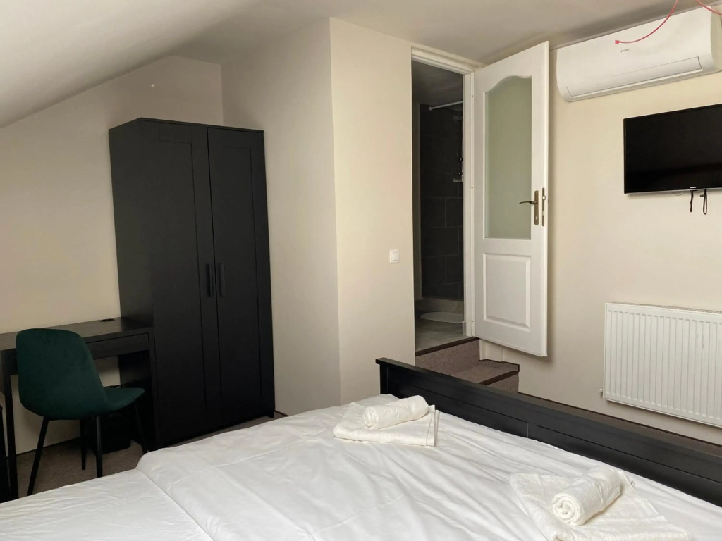 Theater Guesthouse with Parking