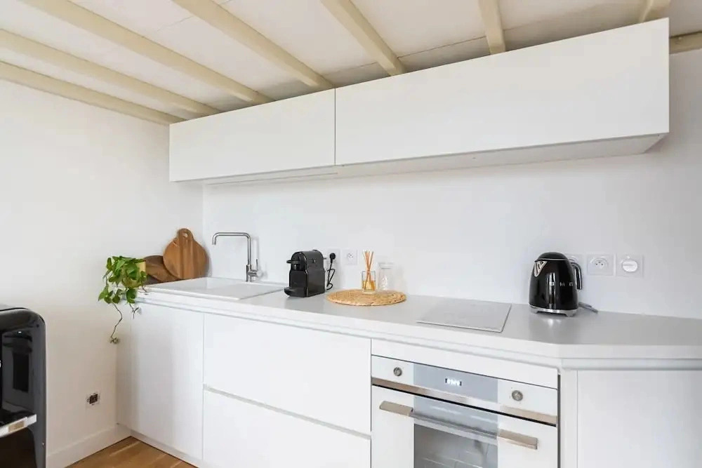Bright and Cosy Studio in the Historical Heart of Bordeaux by GuestReady