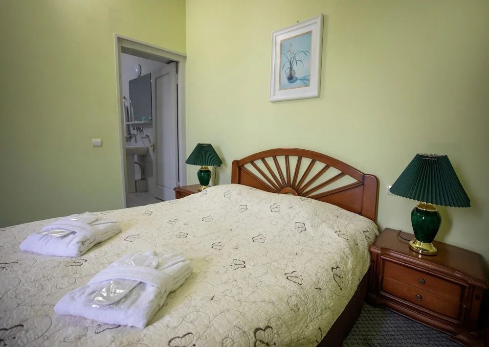 Leader Hotel