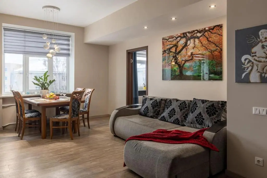 Lovely 2-bdrm condo ideal for a family with children, free parking on premises