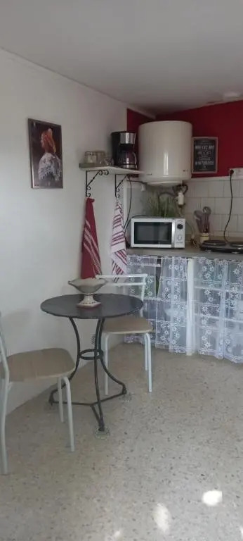 petite maison dans la campagne a 10 mn a pied du centre ville