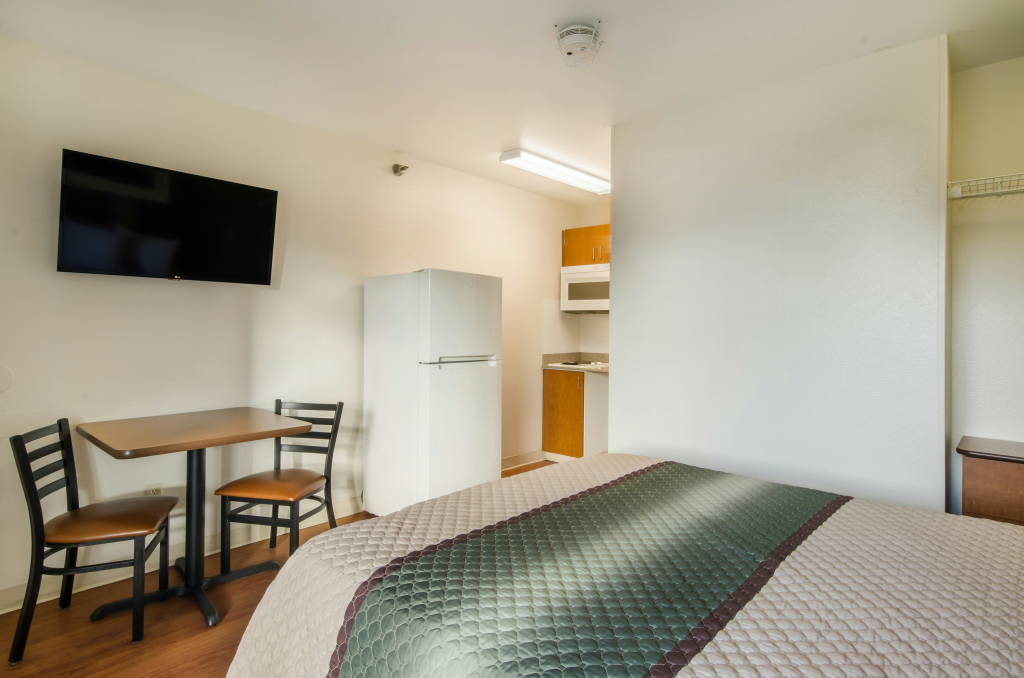 HomeTowne Studios by Red Roof Denver - Glendale/ Cherry Creek