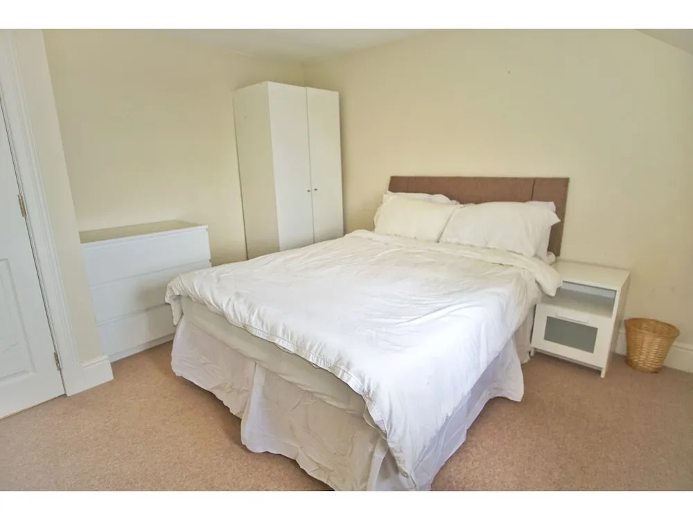 Spacious, Bright, Festival Flat for 6 at Meadows