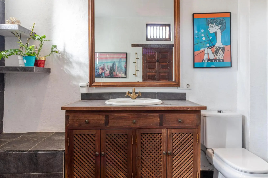 Amiga Mia Traditional House