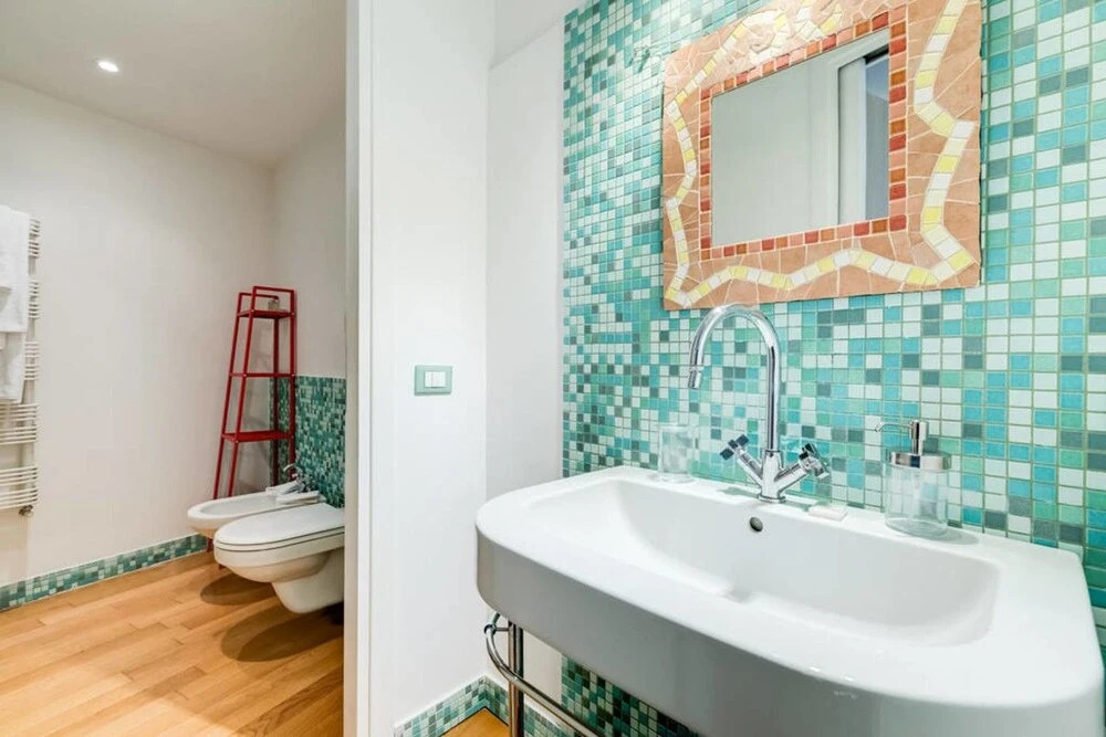 Extra Large Colorful Flat in Central Location!