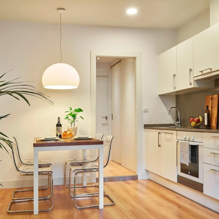 Charming Modern Apt in Trendy Gracia 5PP by Myrentalhost