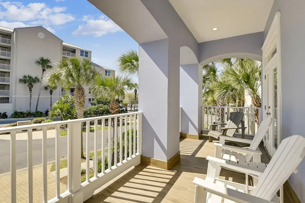 Paradise Pointe - Gorgeous 4 BR home with pool by RedAwning