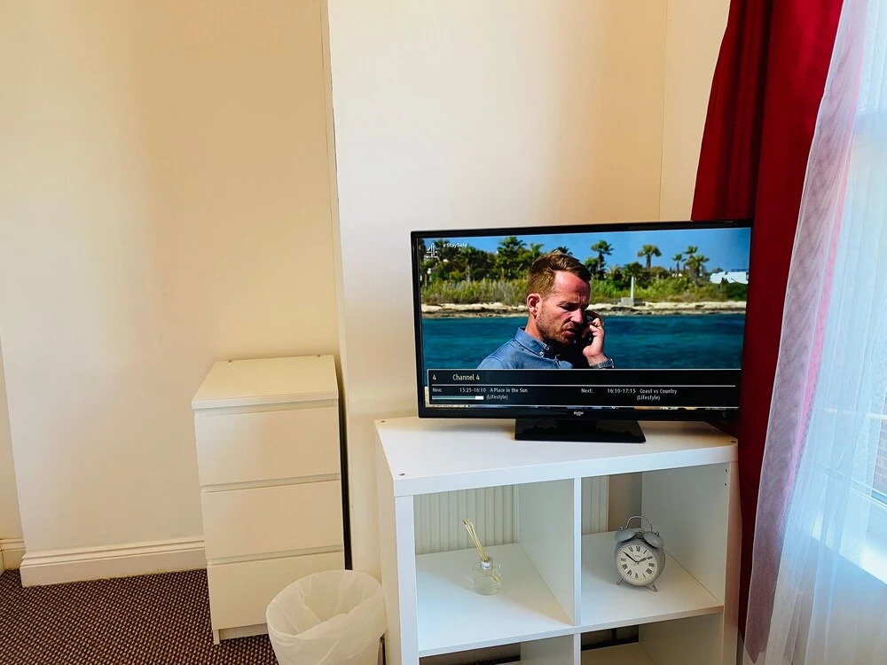 Shirley House 1, No-Frills Guest House, Self Catering, Smart Lock Check-in, Kitchen, Washer, Dryer, Great for Contractors
