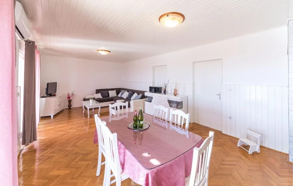 Amazing Home in Kastel Stari With Wifi and 2 Bedrooms