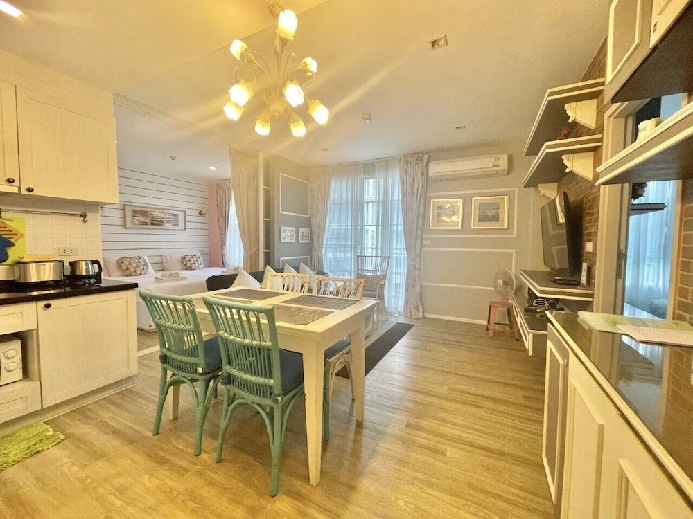Summer Huahin Condo 2 Bedrooms Pool View Classic Room