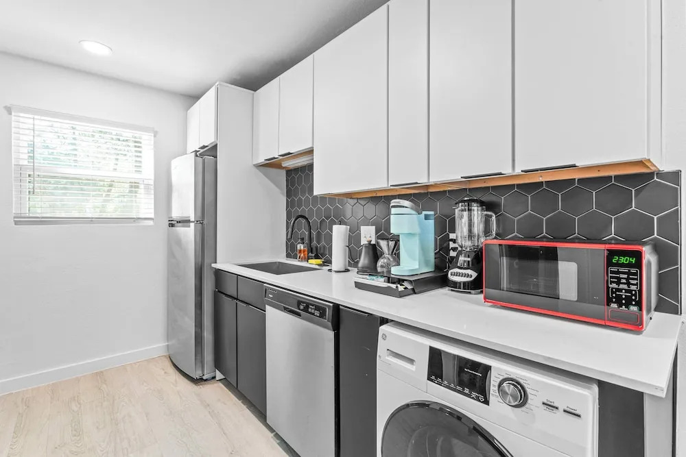Prime SoCo boutique studios with laundry WiFi 7 Min to DT