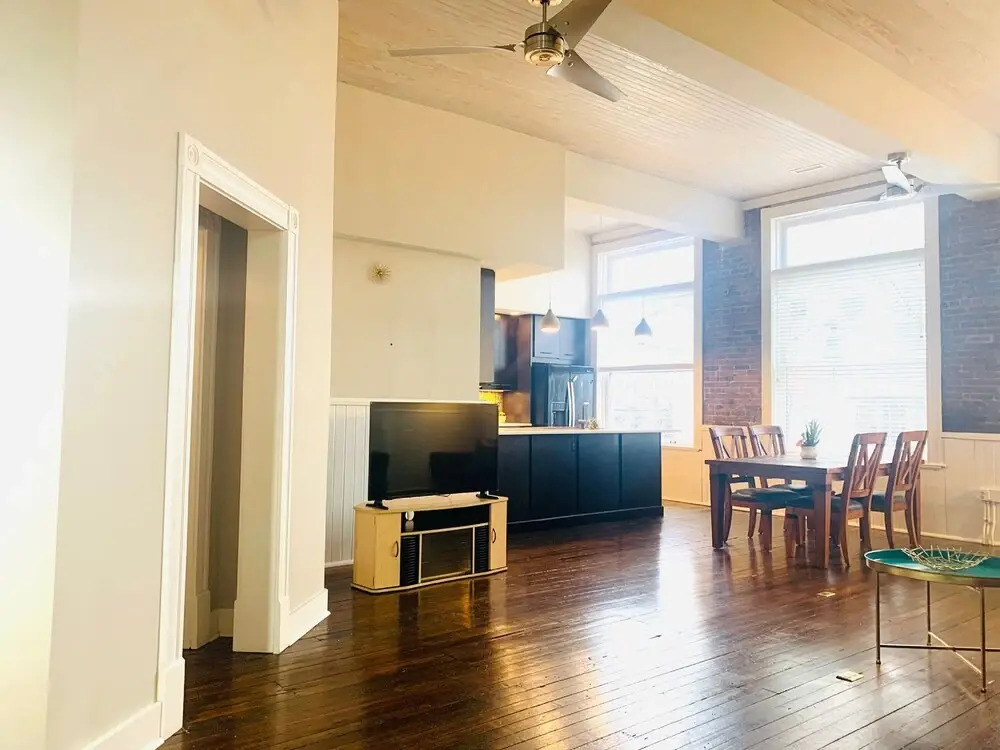 Elm St. Retro Retreat - Downtown Condo