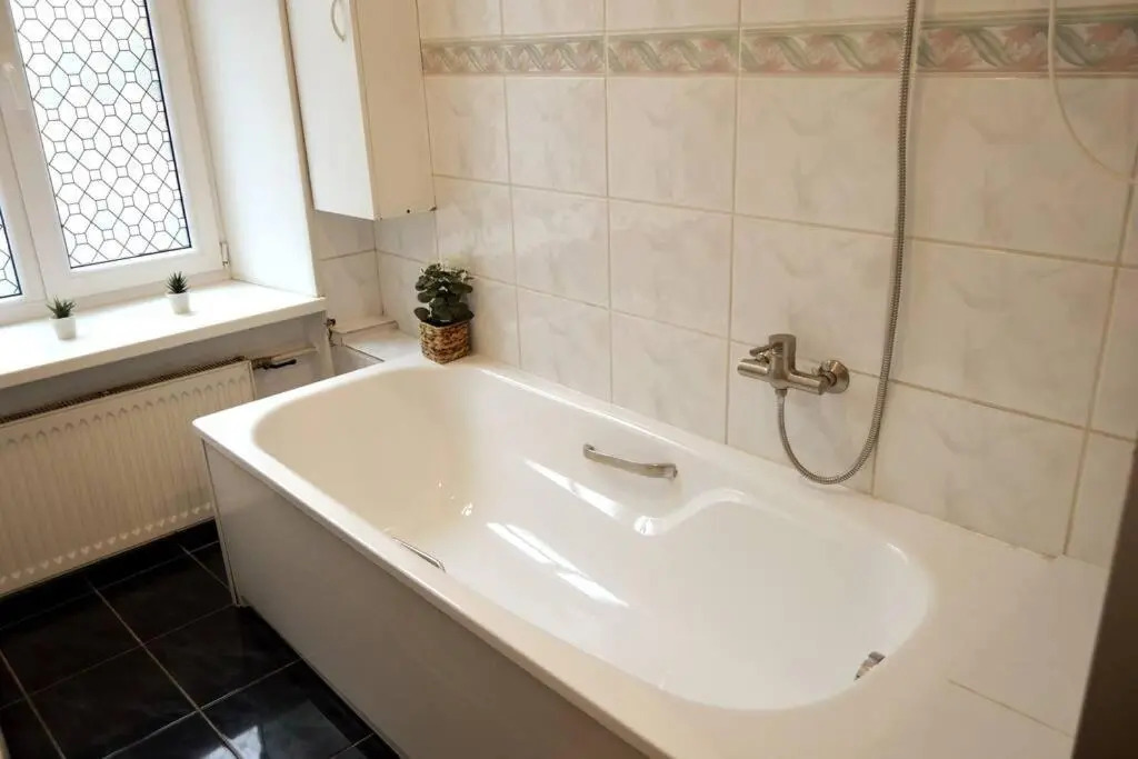 Unique Spacious Classic 3bedroom Midtown Apartment ! FREE parking ! BILLIARD room !