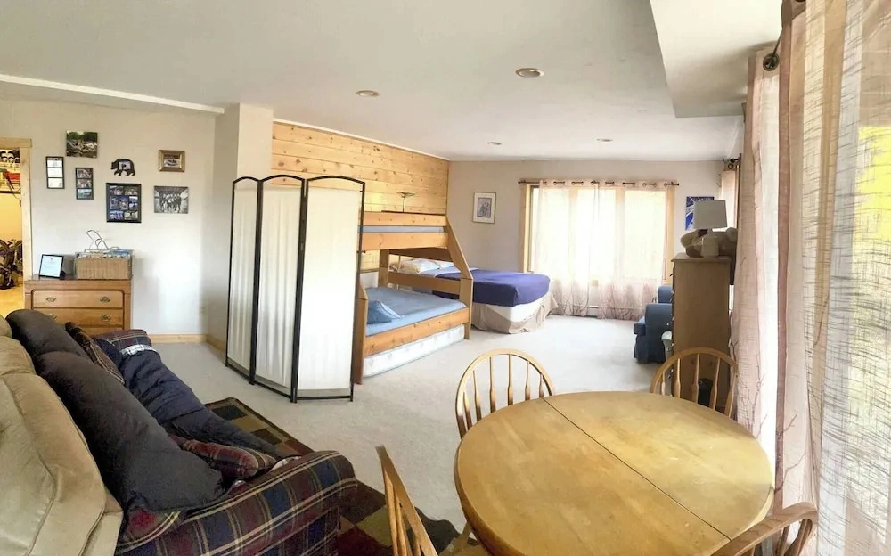 Sleeps 14, 3 Bedroom Home, Large Private Deck, on
