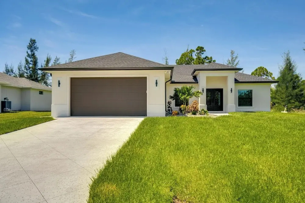 Golf Days & Beach Fun: Port Charlotte Home w/ Yard