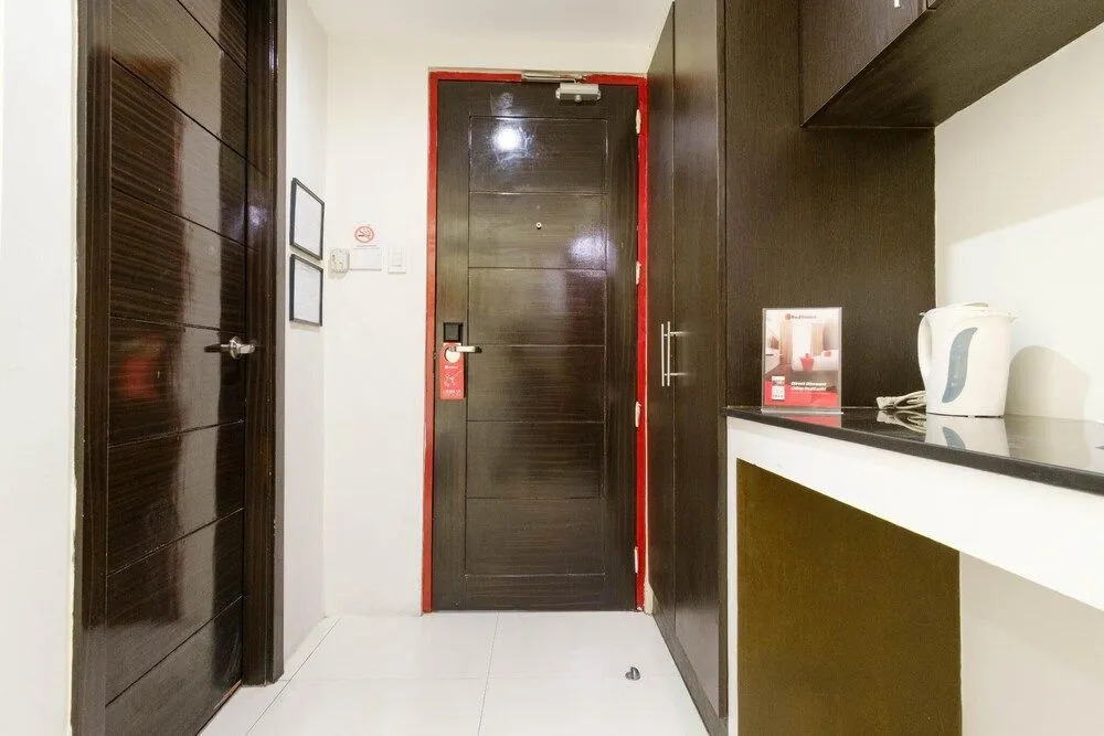 RedDoorz near Quezon City Circle
