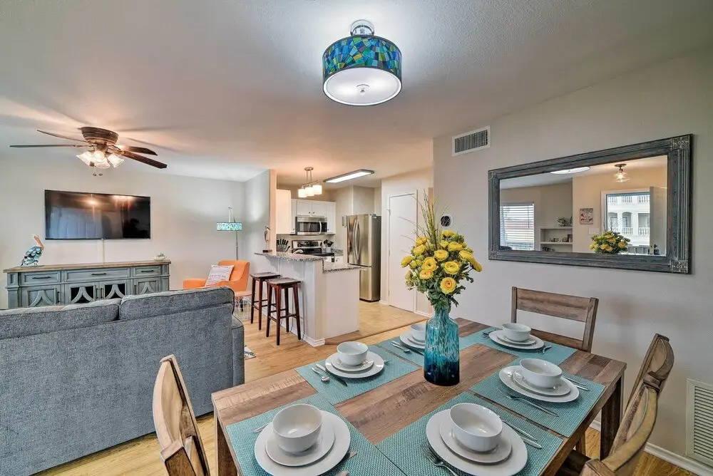 Corpus Christi Condo w/ Pool Access, Walk to Beach