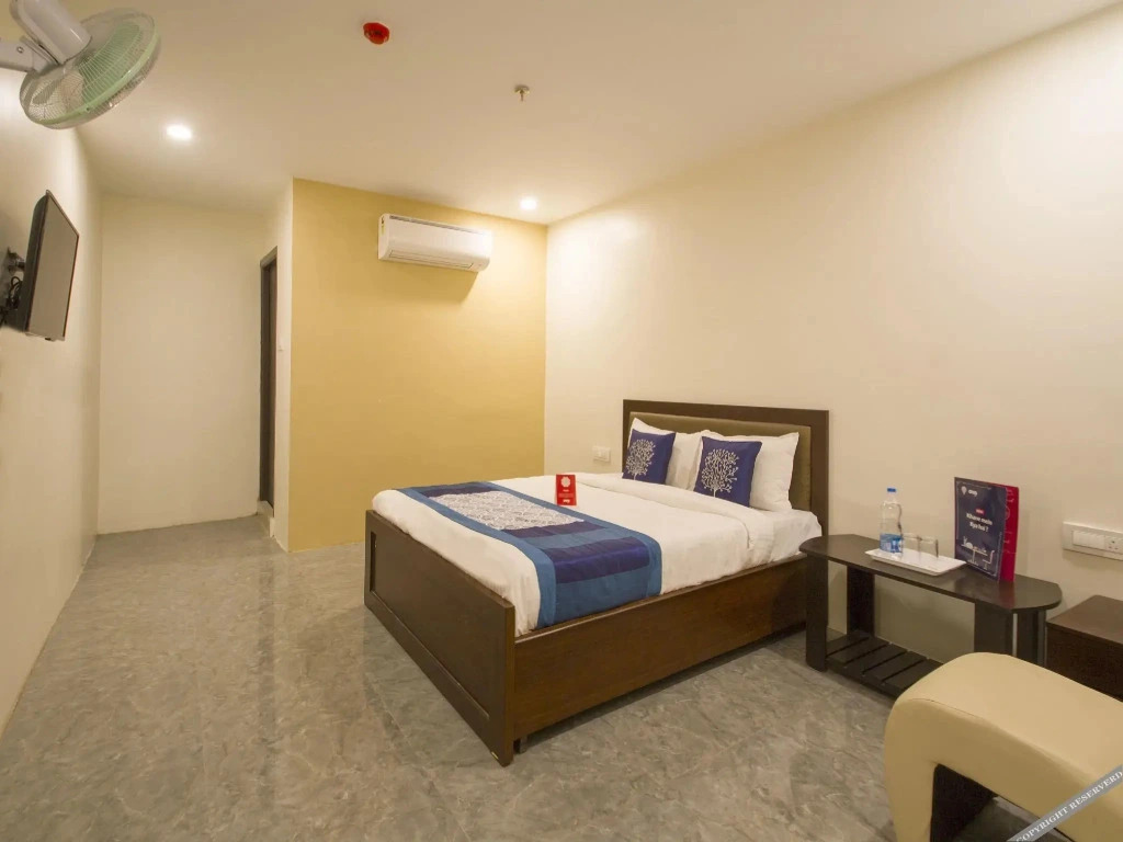 Sree Chandana Hotel by OYO Rooms