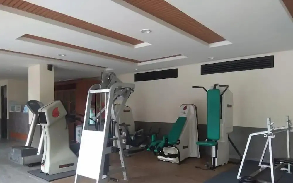 Comfort 1Br At Royal Heights Apartment