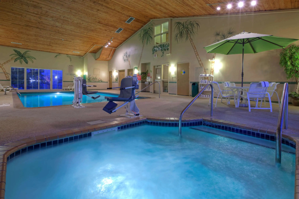 Country Inn & Suites by Radisson, Waterloo, IA