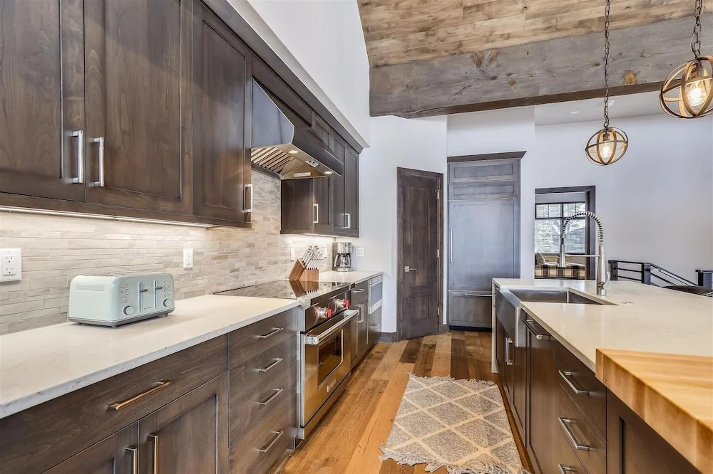 Five Peaks Townhouse with Garage and Hot Tub by RedAwning