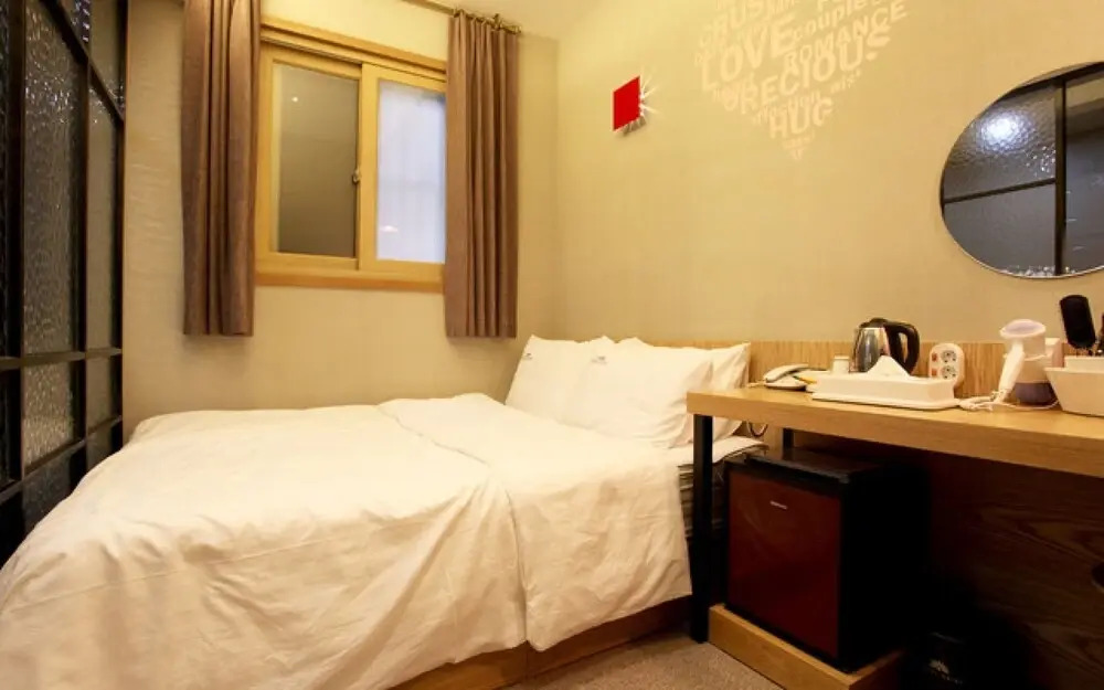 Sinchon Local Friends Hotel
