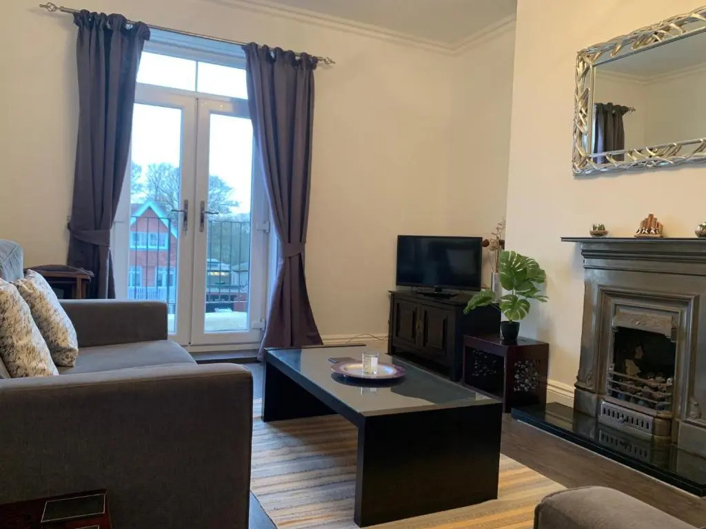 Blue Whale 2 Bedroomed 2nd Floor Appt with Sea Views, Beach & Wifi